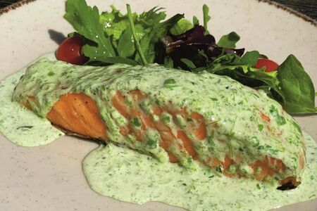 Лосось на гриле в сливочно-шпинатном соусе