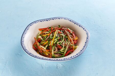 Салат с отварной говядиной и свежими овощами