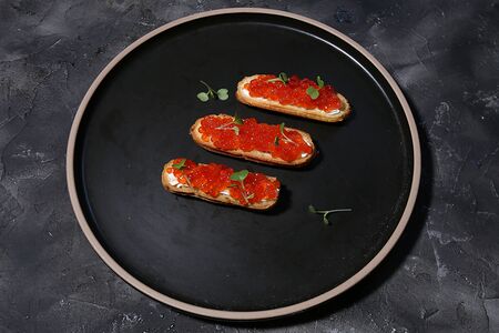 Сет мини-эклеров с красной икрой