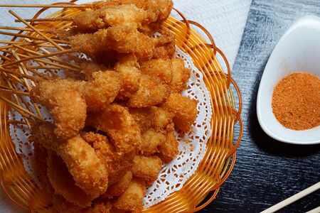 Креветки на шпажках в сухарях