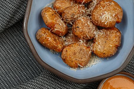 Молодой картофель с соусом бравос