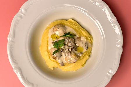 Митболы с цыпленком, соусом из сливок и пюре