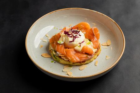 Картофельный драник с лососем и яйцом пашот