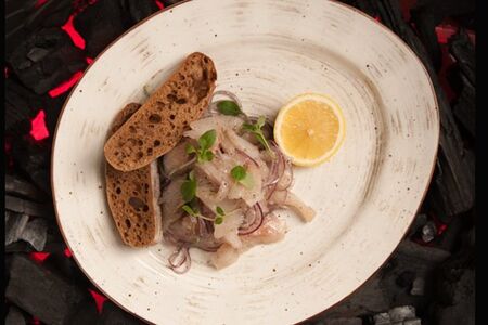 Сагудай из сибирской рыбы с чипсами из тёмного хлеба