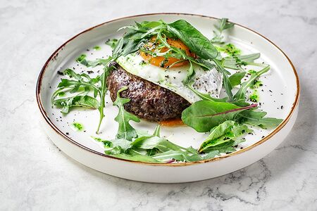 Бифштекс говяжий с сыром и яйцом