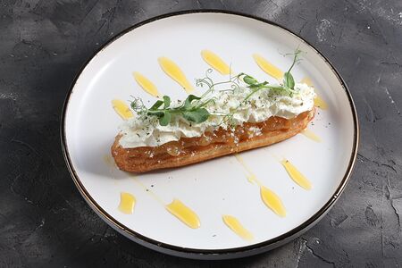 Эклер с грушей и горгонзолой