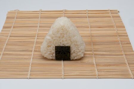 Онигири с лососем и огурцом