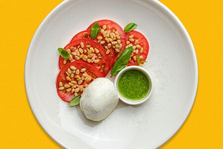 Буррата, томаты, песто