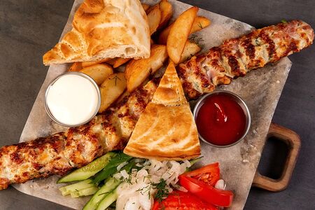 Куриный люля-кебаб с сыром и гарниром