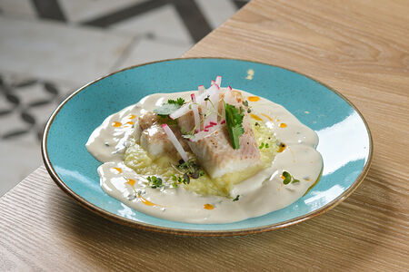 Ореховый палтус с пюре и соусом чкмерули