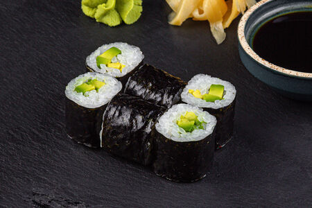 Ролл с авокадо