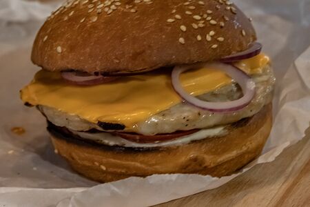 Бургер с курицей на гриле