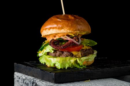 Бургер с осьминогом