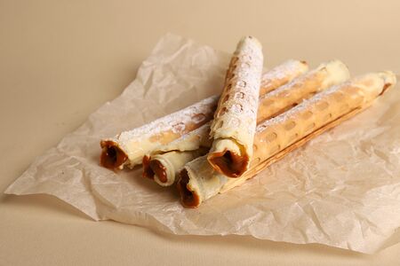 Вафельная трубочка с вареной сгущенкой