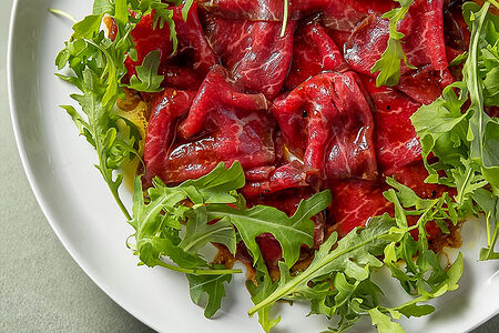 Карпаччо из говядины с соусом наршараб и пармезаном