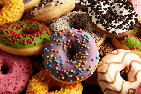 Донат с глазурью из темного шоколада