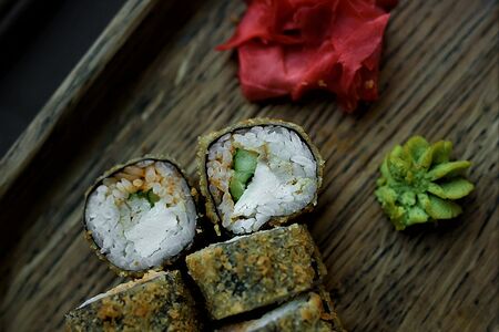 Ролл жареный кальмар яичный спайси