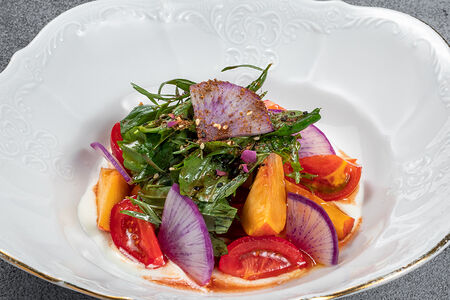 Томаты со взбитой фетой и персиком