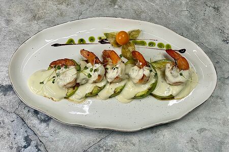 Креветки под сырным соусом на подушке из цукини