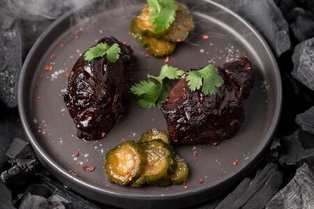 Томленные в азиатской глазури говяжьи щечки