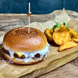 Бургер с говядиной и трюфельным соусом