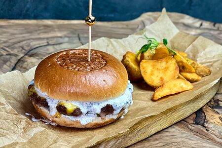 Бургер с говядиной и трюфельным соусом