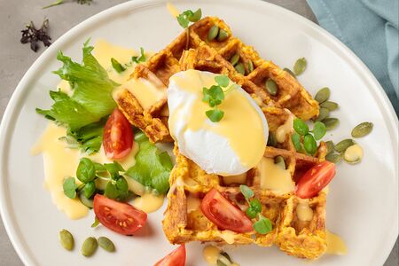 Батат с яйцом пашотом