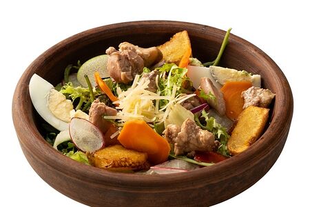 Салат с печенью трески, сыром и овощами