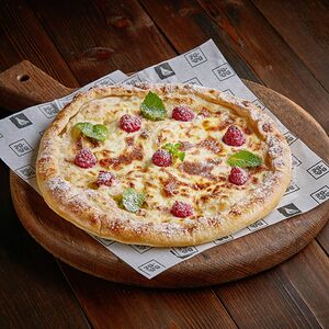 Сладкий хачапури с малиной и сыром маскарпоне