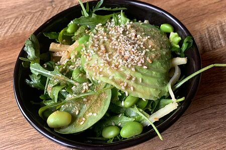 Зеленый салат с авокадо