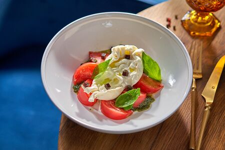 Домашняя моцарелла с томатами и песто из базилика