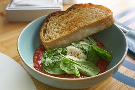 Шакшука с яйцами пашот 