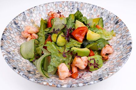 Салат с креветкой и соусом манго