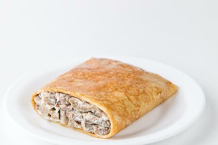 Блин с язычком в сметанном соусе