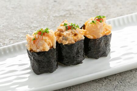 Острые суши с крабом (1 шт.)