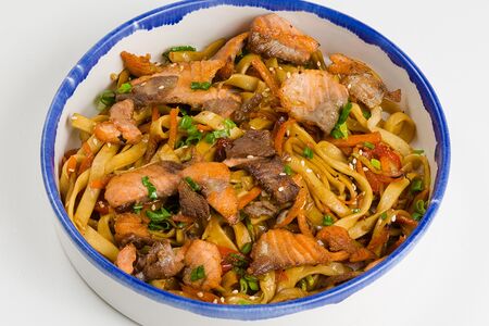 Лапша с неидеальным лососем