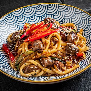 Лагман с куриными сердечкам и овощами по-тайски