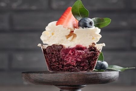 Капкейк шоколад вишня