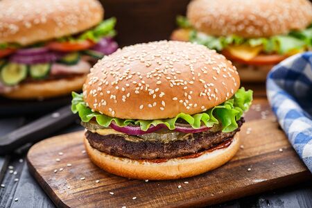 Бургер с говяжьей котлетой