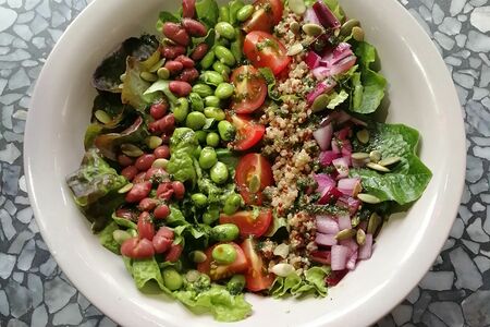 Салат с эдамаме и киноа