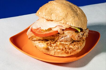 Куриный бургер в соусе кари