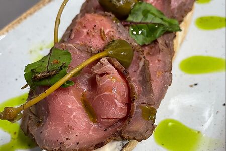 Брускетта с ростбифом