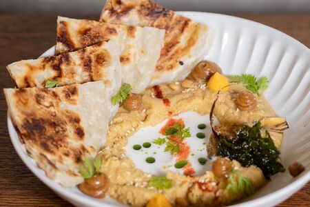 Хумус с лепешкой 