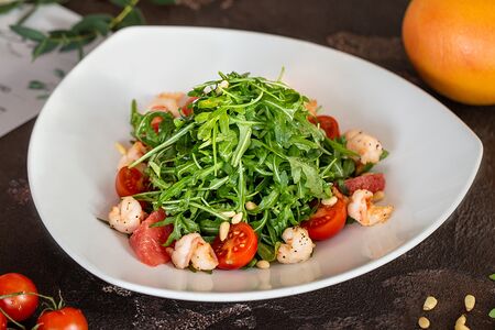 Салат из руколы с креветками и цитрусовым соусом