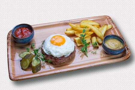 Бифштекс из говядины с яйцом