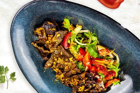 Биф салат с печеным перцем и томатами