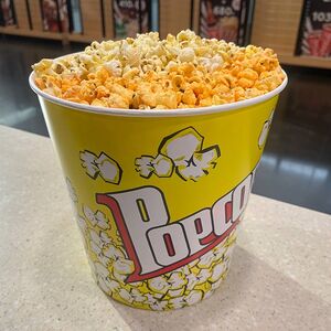 Микс сырного и соленого попкорна большой