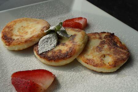 Сырники с клубникой и сгущенкой