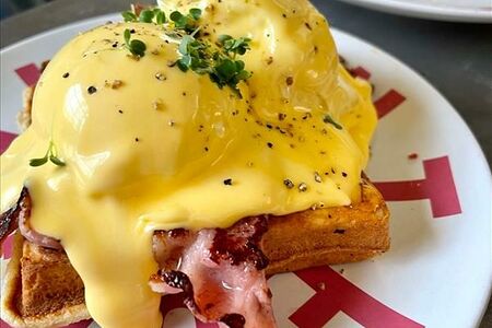 Имбирный бенедикт на вафле