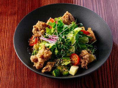 Цыпленок и зеленое яблоко